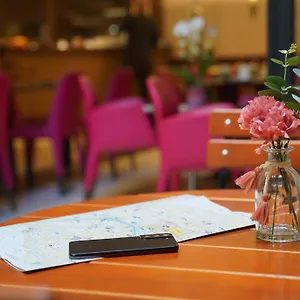 بست وسترن أوه تروكاديرو باريس